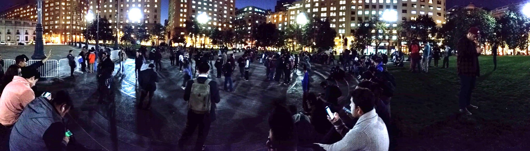Imagen por @Lornibaby: Cerca de La Moneda, en el centro de #Santiago, se juega masivamente #PokemonGO.