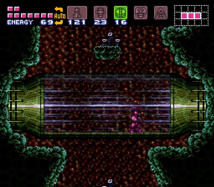 Figura 3: En Super Metroid se llega a Maridia a través de este túnel de vidrio. Inicialmente es solo un lugar de paso. Una vez avanzado el juego, se descubre que Maridia tiene mucho por explorar y para ello se debe hacer explotar este túnel utilizando una mecánica que no está documentada. Es responsabilidad de quien juega el descubrirla. Fuente: Nintendo.
